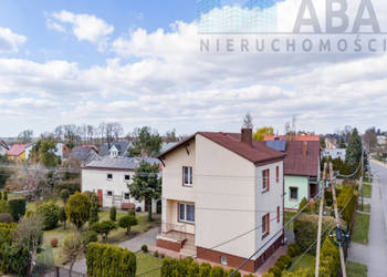 Dom narożnikowy z dużą działką i budynkiem gospodarczym