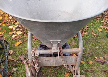 Rozsiewacz do nawozu lejowy