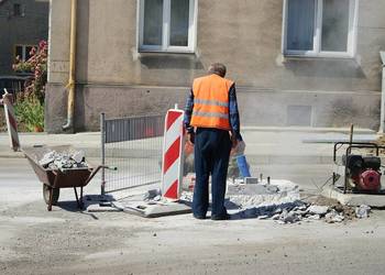 Prace drogowego, wykonywanie chodników i nawierzchni, budowa chodnika,