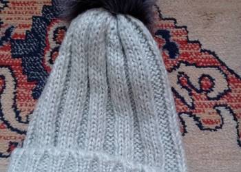 ciepła czapeczka z pomponem