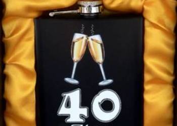 Czarna Piersiówka na Prezent z Okazji 40 Urodzin Upominek 'Happy Birthday'