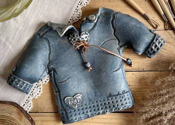 Ceramiczna zawieszka w kształcie koszuli jeansowej