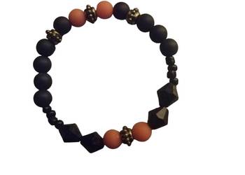 Bransoletka w kolorze pomarańczowo - czarna na żyłce w elastycznej