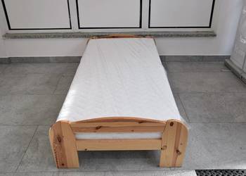 łóżko z drewna sosnowego z nowym materacem