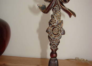 świecznik z kokardą i kwiatami