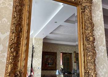 Stare wielkie kryształowe lustro na drewnie