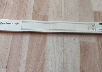 bezprzewodowa lampa LED z czujnikiem ruchu marki OUILA o długości 41 cm.
