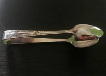 Srebrzone szczypce do cukru.