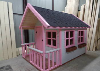 Kolorowy drewniany domek dla dziecka