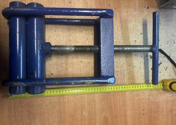 Zacisk śrubowy do rur pe