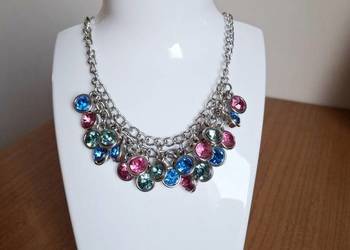Elegancki modny naszyjnik w kolorze srebra z wielobarwnymi kamieniami.