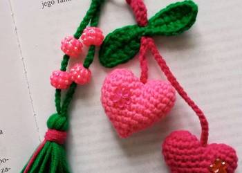 Serduszkowy brelok wykonany na szydełku