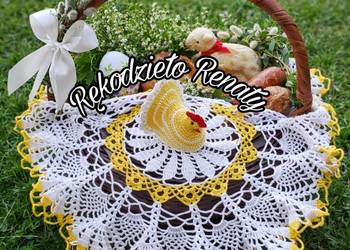 Serwetka z kurką i falbanką do wielkanocnego koszyczka