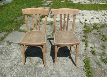 Stare krzesła gięte.