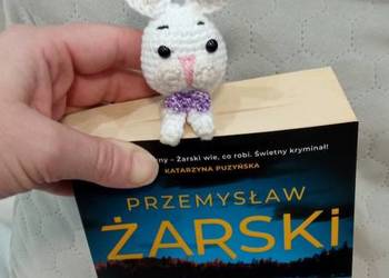 Króliczek wykonany na szydełku, zakładka do książki