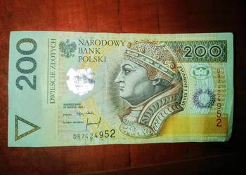 200 zł. z rosnącym numerem.