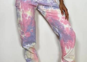 PRETTYLITLETHING spodnie bojówki pastelowe tie dye
