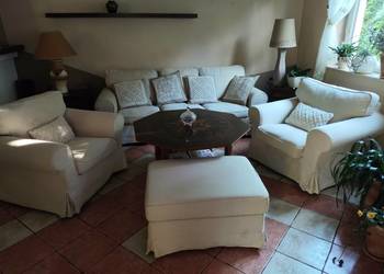 Sofa z fotelami i pufą