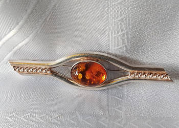 srebrna broszka z bursztynem