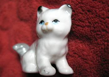 Kot - szary, uroczy kotek - porcelana - 4 x 5 x 2 cm