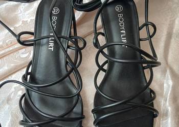 Czarne sandały rzymianki BODYFLIRT bonprix 37 wiązane słupku kwadratowy nos