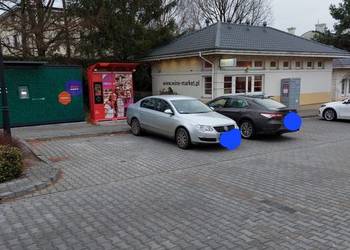 Miejsce parkingowe lub stacja ładowania