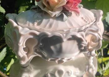 Porcelana zdobiona motywem róż