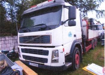 Syndyk sprzeda auto ciężarowe z żurawiem Volvo FM