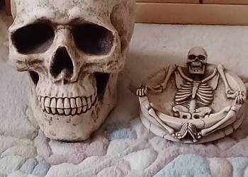 OZDOBY NA HALOWEEN SYGNOWANE CZASZKA POPIELNICZKA Z ŻYWICY KOMPLET