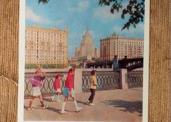 MOSKWA - NABRZEŻE RZEKI Z WIDOKIEM NA MOST I HOTEL UKRAINA