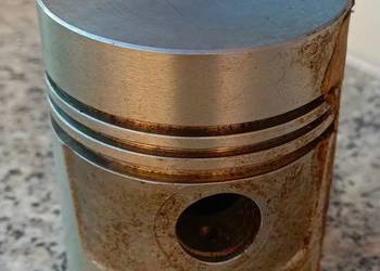 Tłok samochodowy z epoki . okazja