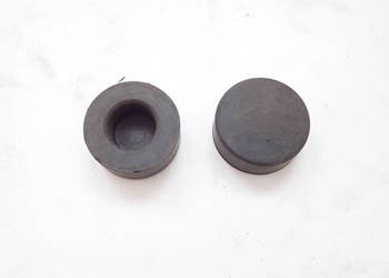 Dwie Gumy Pod Zbiornik Paliwa Kawasaki KZ 440 80-92r Cruiser Cafe Racer Scr