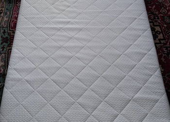 Materac piankowy firmy "Dreamzone" o wymiarach 90 x 200 cm..