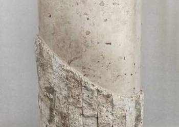 Kolumna, postument z trawertynu