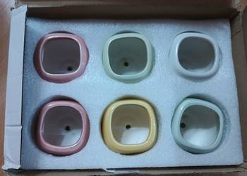 zestaw małych, kolorowych doniczek ceramicznych, przeznaczon