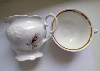 Filiżanki porcelanowe z mlecznikiem