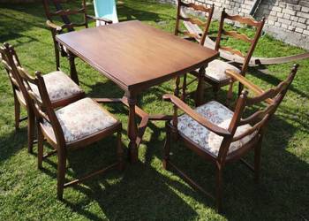 Drewniany stół z krzesłami