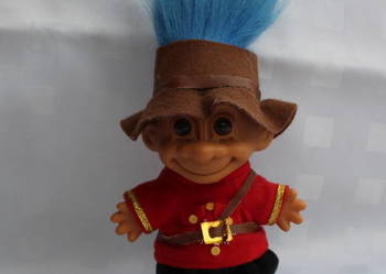 Troll Russ Niebieskie Canadian Mountie Kanadyjski Policjant Figurka Zabawka