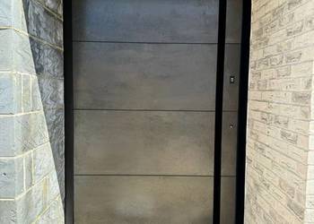 Drzwi aluminiowe wejściowe ze spiekiem kwarcowym