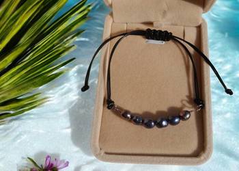 Bransoletka na sznurku z naturalnymi czarnymi perłami.