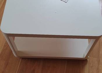 Biały stolik na kółkach Tingby