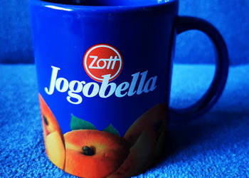 Kolekcjonerski kubek marki Zott Jogobella z brzoskwiniami