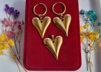 Złoty komplet zestaw kolczyków i zawieszki serca.