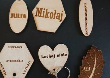 Firmowy brelok  drewniany z logo numeracja zawieszka do kluczy ,breloki .