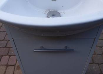 Umywalka z baterią i szafką