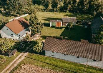 Siedlisko z zadbanym domem i budynkami na działce 2800 m², Zaorze