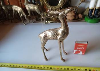 Piękna, mosiężna figura jelonka.