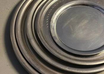 Metalowe tace okrągłe gastronomiczne – komplet 9 szt