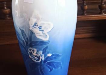 Wazon z  kwiatami Bing & Grondahl - Copenhagen Porcelain. Wazon z  kwiatami Bing & Grondahl - Copenhagen Porcelain.