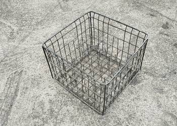 Skrzynia z drutu na butelki z PRL